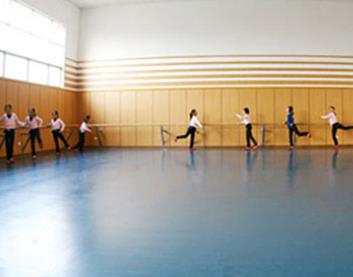 幼儿园塑胶地板如何挑。