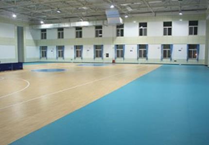 塑胶地板如果有胶水怎么处理？